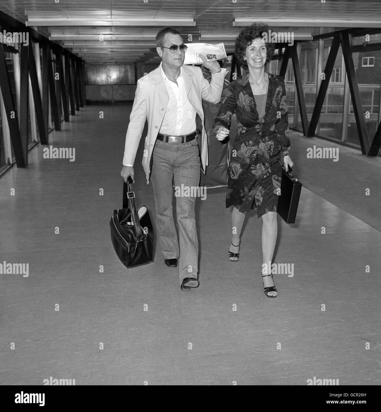 Schauspieler Tony Curtis und seine Frau Leslie Allen auf dem Weg zum Filmfestival von Cannes, wo er am Ende des Festivals Preise überreicht. Stockfoto