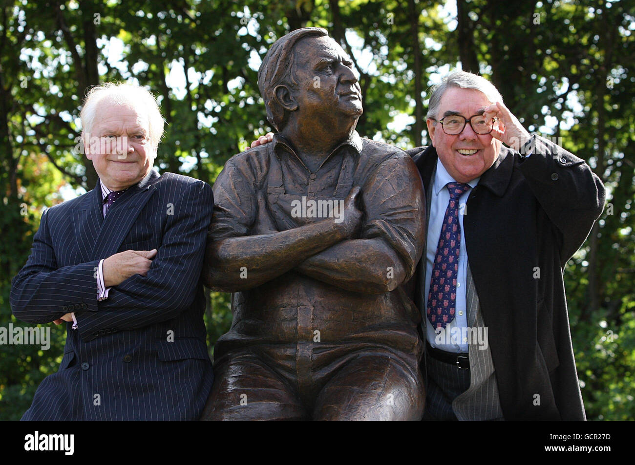 Sir David Jason (links) und Ronnie Corbett mit einer Statue mit seiner langjährigen Comedy-Partnerin Ronnie Barker, nachdem sie im Waterside Theatre, Aylesbury, enthüllt wurde. Stockfoto