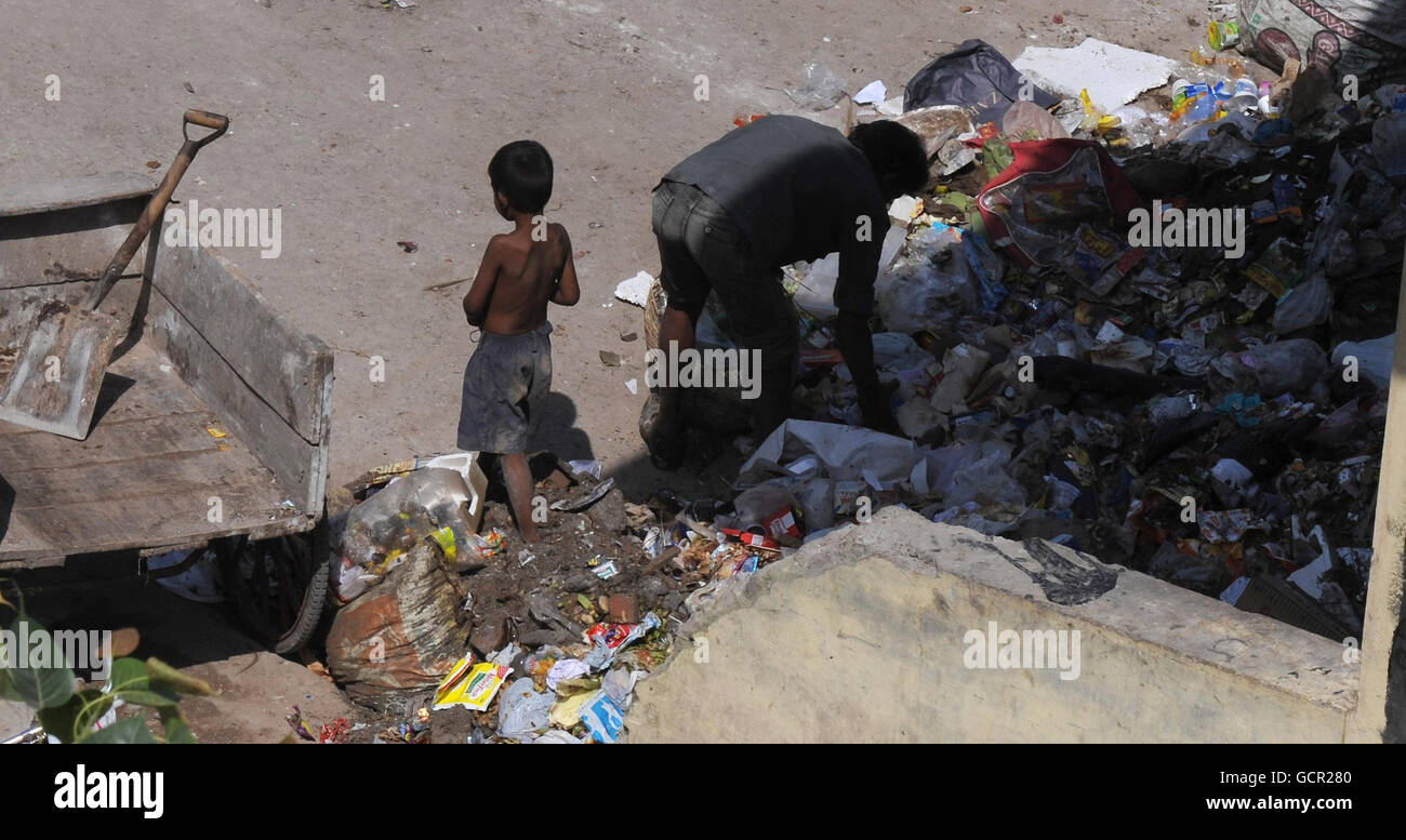 Müll wird auf einem Hof in der Nähe des Commonwealth Games Athletes Village in Neu Delhi, Indien, gekippt. Stockfoto