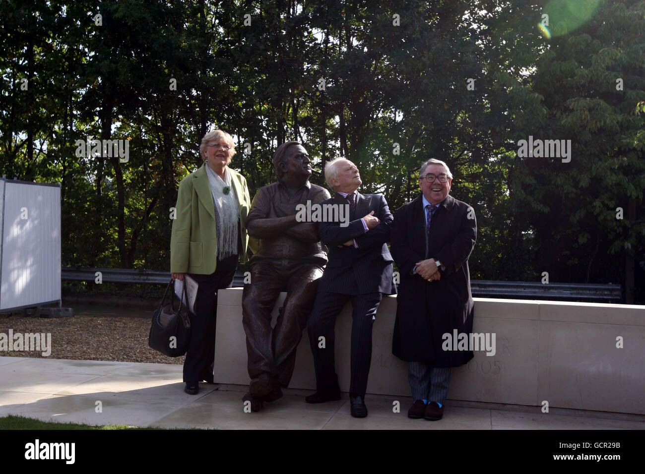 (Von links nach rechts) Ronnie Barkers Witwe Joy, Sir David Jason und Ronnie Corbett mit einer Statue von Barker, nachdem sie im Waterside Theatre in Aylesbury enthüllt wurde. Stockfoto