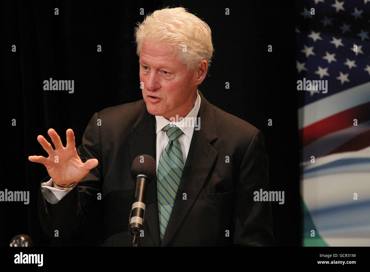 Der ehemalige US-Präsident Bill Clinton spricht heute im Clinton Institute for American Studies an Studenten des University College Dublin, wo er von Doktor Hugh Brady, Präsident der UCD, die Ulysses-Medaille erhalten hat. Stockfoto