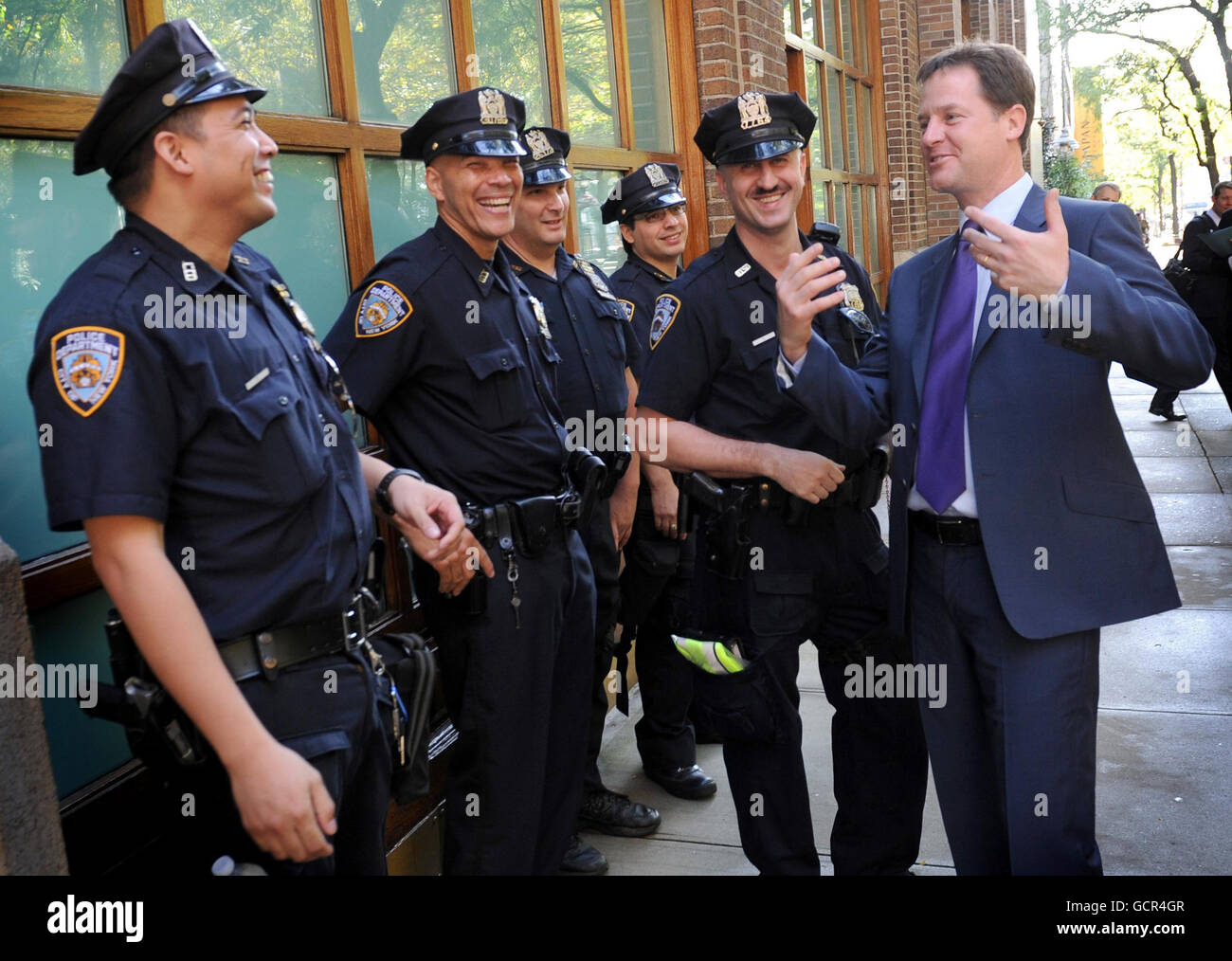 Der stellvertretende britische Premierminister Nick Clegg trifft Polizisten in New York, USA, als er die UNO zur New York University verließ. Stockfoto