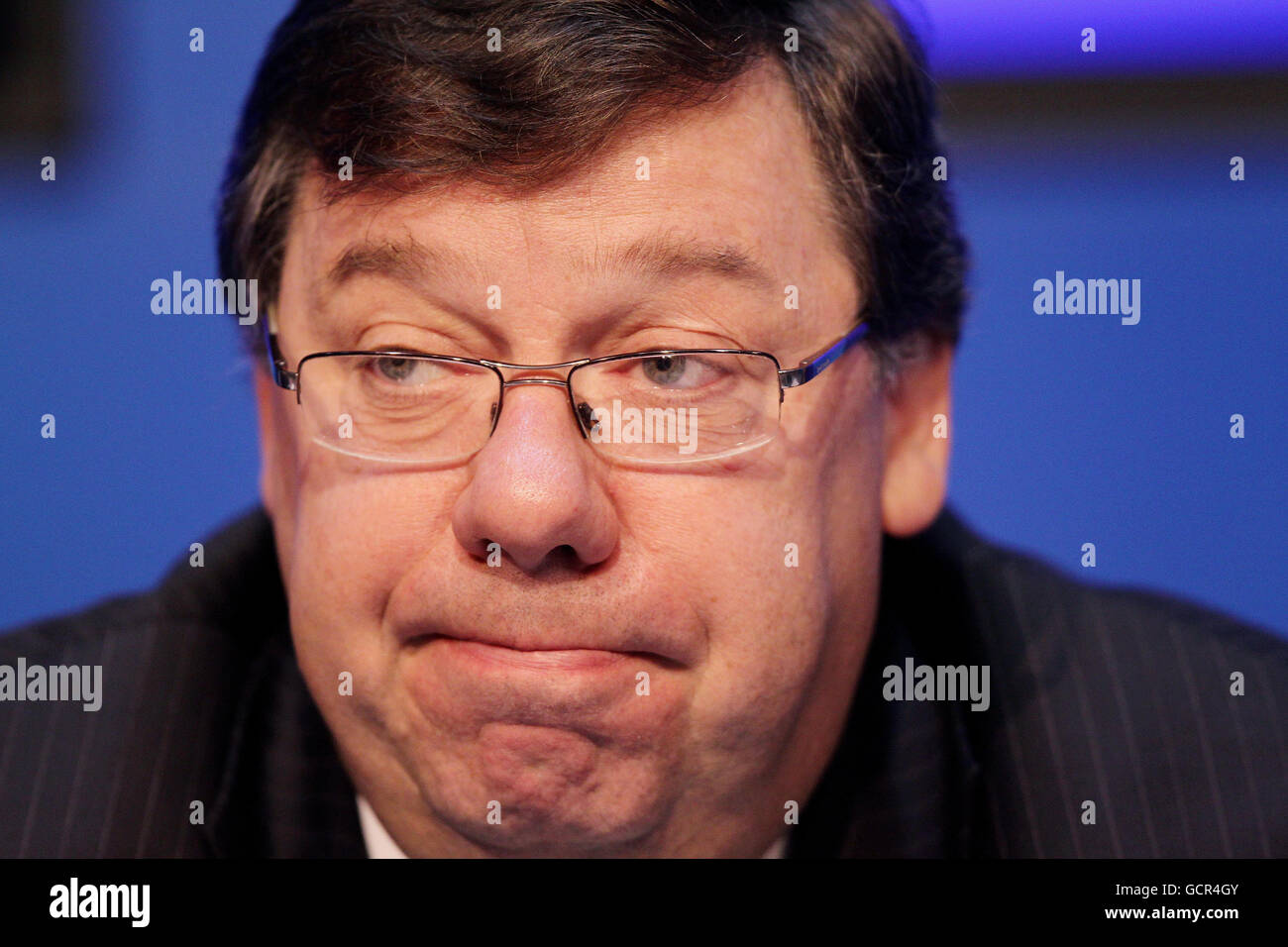 Taoiseach Brian Cowen bei Government Buildings in Dublin, wo die Regierung Pläne zur Reform des ausländischen Studentenmarktes bekannt gab, um ihn in eine 1.2-Milliarden-Euro-Industrie zu verwandeln, indem sie Standards anhob und eine strenge Visumpflicht einführte. Stockfoto