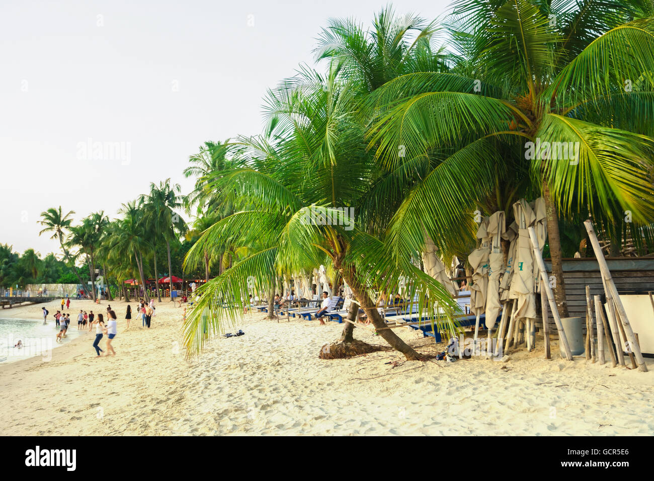 Singapur, Singapur - 1. März 2016: Siloso Beach im Sentosa Island Resort von Singapur. Es ist ein künstlicher Strand mit Sand aus Malaysia und Indonesien übernommen. Stockfoto