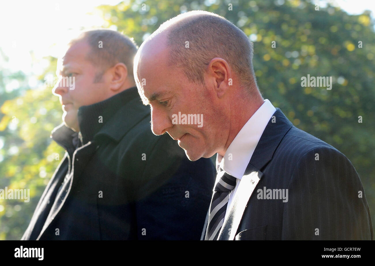 David Simpson, 45, (rechts), trifft am Warrington Crown Gericht ein, um verurteilt zu werden, nachdem er sich für einen Betrug zum Vorteil schuldig bekannt hatte. Stockfoto