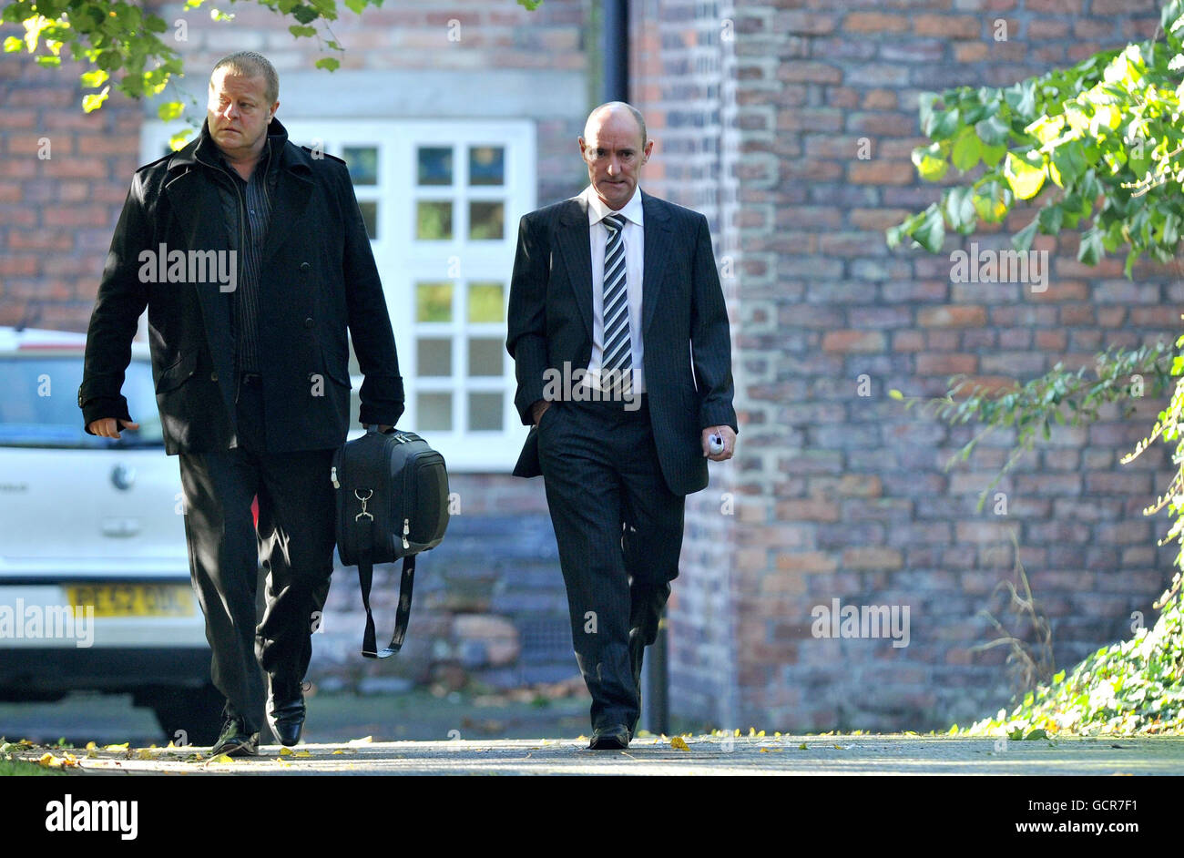 David Simpson, 45, (rechts), trifft am Warrington Crown Gericht ein, um verurteilt zu werden, nachdem er sich für einen Betrug zum Vorteil schuldig bekannt hatte. Stockfoto