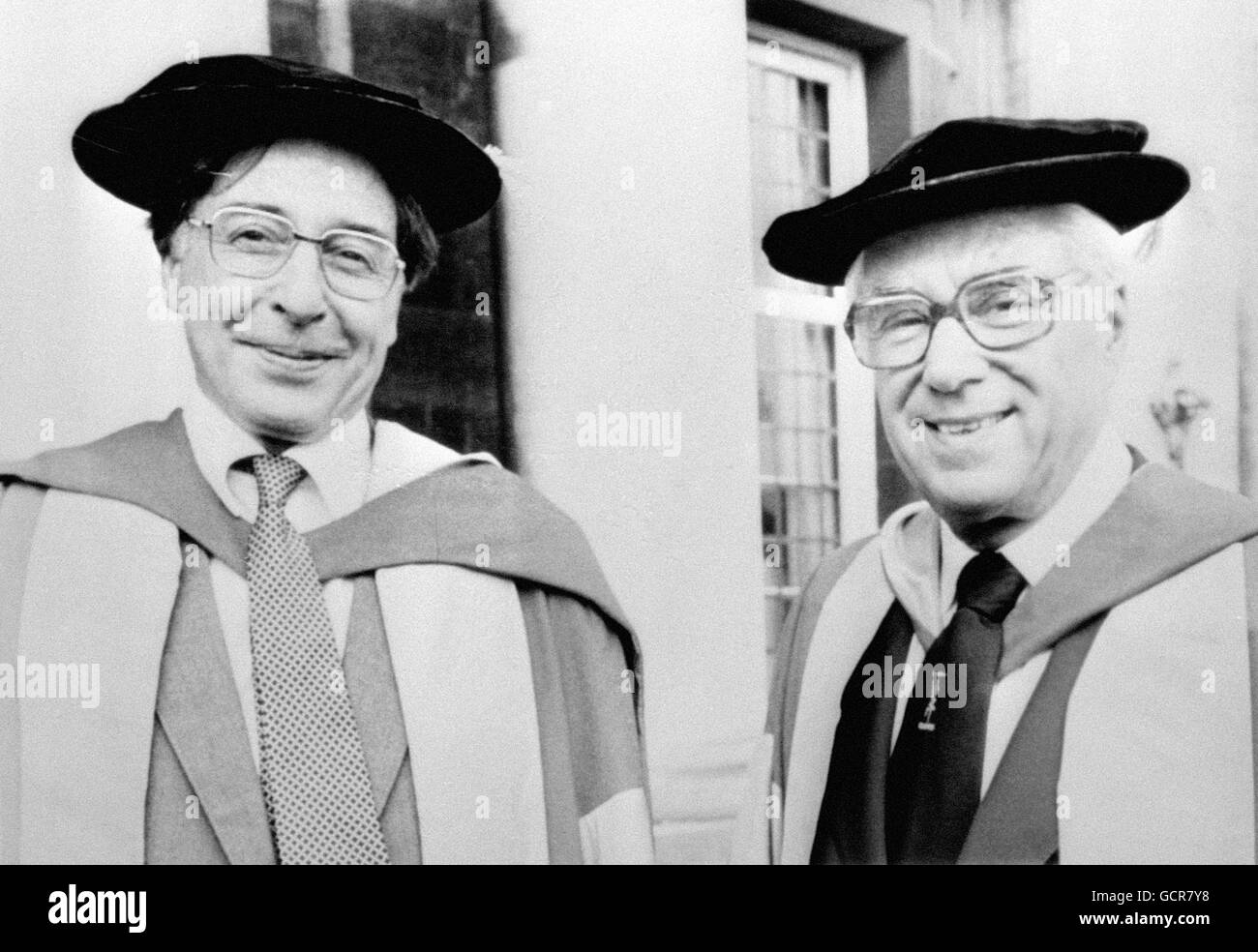 Dr. Robert Edwards (links) und Patrick Steptoe am Rathaus von Kingston-upon-Hull, wo sie Ehrendoktorwürde der Universität von Hull erhielten. Stockfoto
