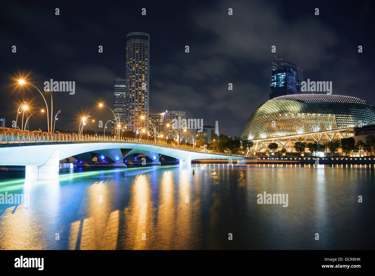 Singapur, Singapur - 13. Mai 2016: Esplanade Brücke über Marina Bay und die Esplanade - Theater an der Bucht, in den späten Abend in Singapur. Stockfoto