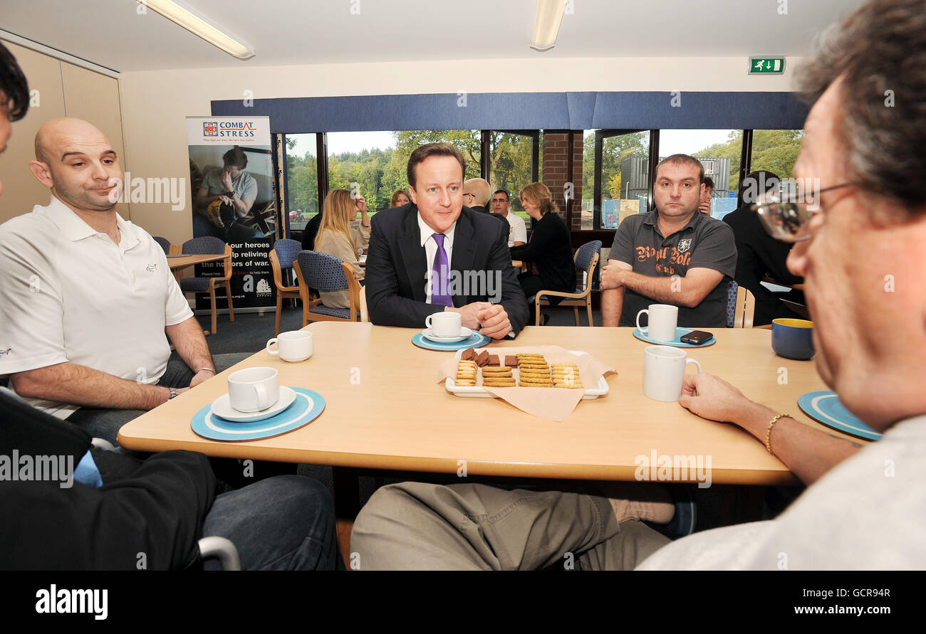 Premierminister David Cameron an ehemalige Militärangehörige im Tyrwhitt House in Surrey, einem Behandlungszentrum für ehemalige Militärangehörige und Frauen, die unter Kampfstress leiden. Stockfoto