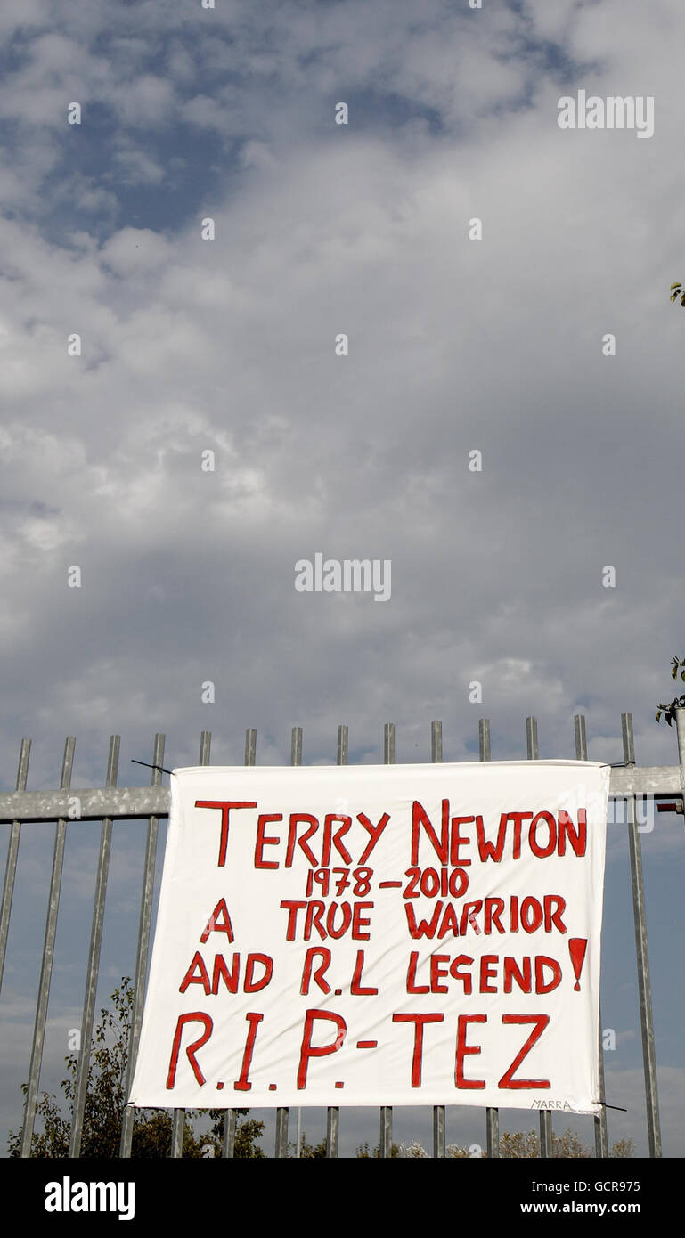 Ein Banner in Erinnerung an den Rugby-Spieler Terry Newton während der Trauerprozession für den ehemaligen England Rugby League-Star Terry Newton vor dem DW Stadium, Wigan. Stockfoto