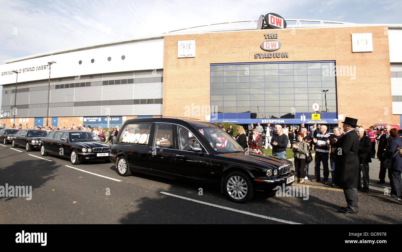 Die Trauerwagen während der Trauerprozession für den ehemaligen England Rugby League-Star Terry Newton vor dem DW Stadium, Wigan. Stockfoto