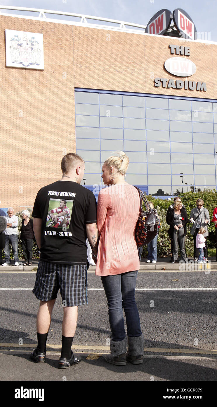 Fans tragen Tops zum Gedenken an den ehemaligen England Rugby League-Star Terry Newton während der Trauerprozession vor dem DW Stadium, Wigan. Stockfoto