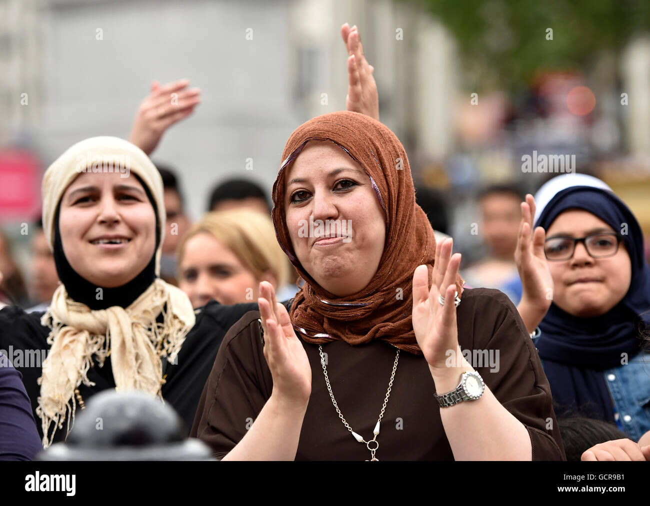 Leute feiern Eid Festival am Trafalgar Square im Zentrum von London 