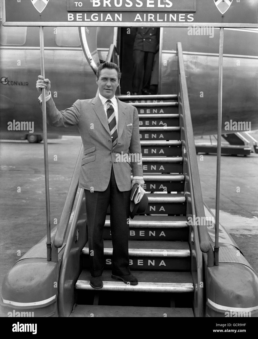 Der britische Schauspieler Richard Todd ging an Bord eines Sabena-Flugzeugs nach Brüssel am Flughafen London. Er wird an den belgischen Premieren von zwei seiner Filme 'Rob Roy' und 'Secrets d'alcove' in Knock-le-Zoute teilnehmen Stockfoto