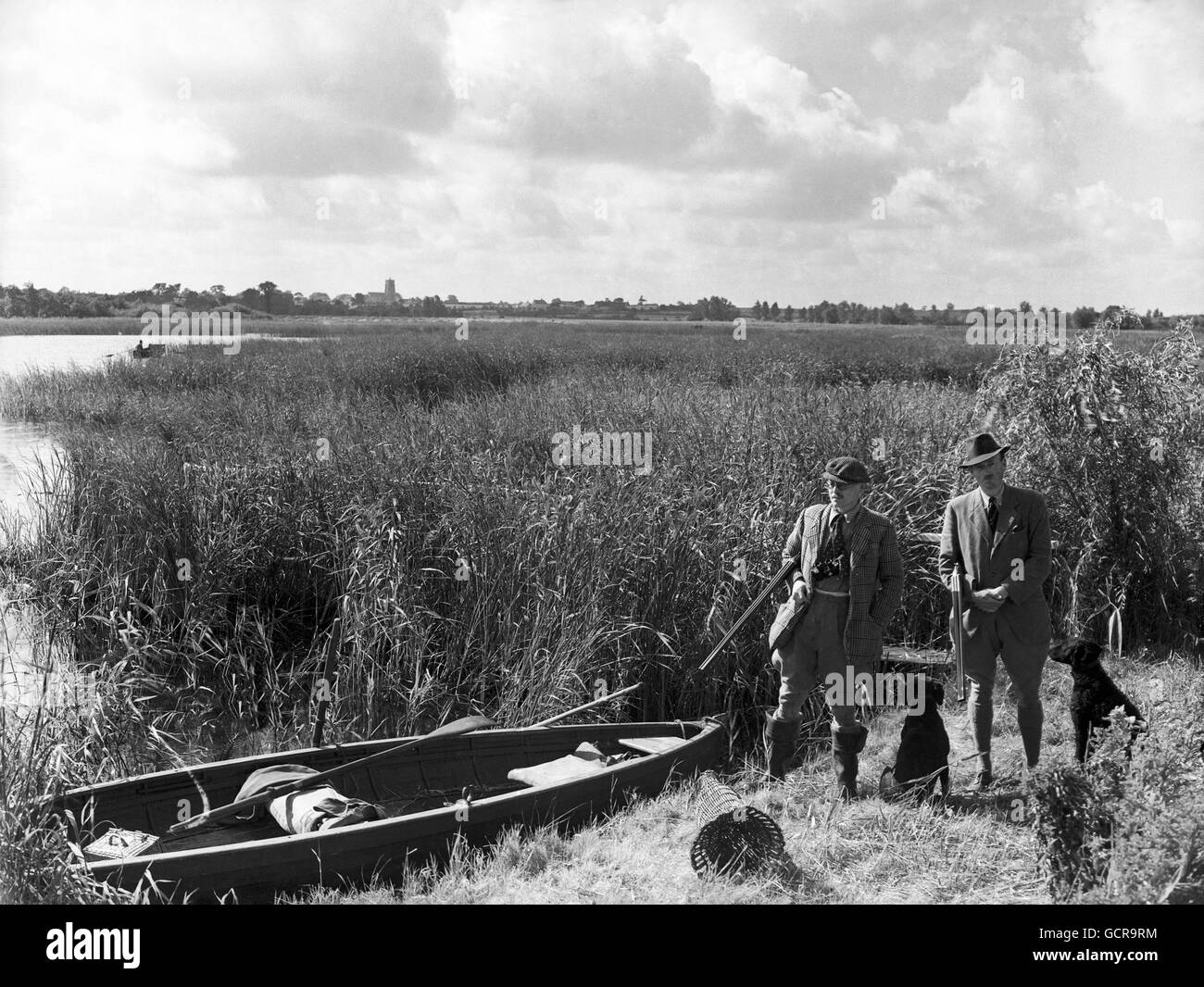 Major Philip Martin, bekannt in der Yorkshire Wollindustrie, auf der Boathouse Island. Im Vordergrund steht eine altmodische Aalfalle. Stockfoto