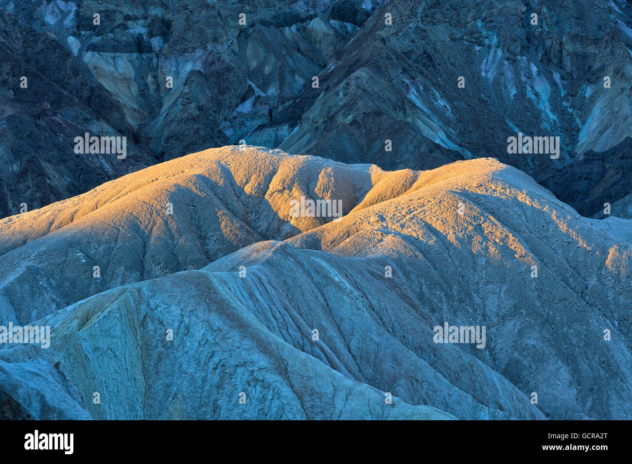 Beleuchtete Ton Hügel am Zabriskie Point, Death Valley Nationalpark, Kalifornien Stockfoto