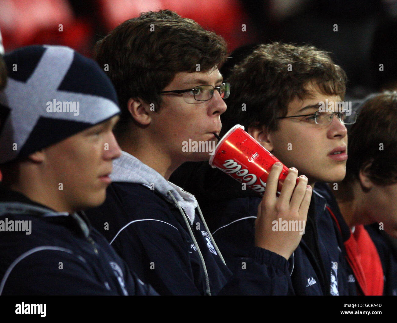 Glasgow Warriors Fans auf den Tribünen während des Heineken Cup, Pool 6 Spiel in der Firhill Arena, Glasgow. Stockfoto