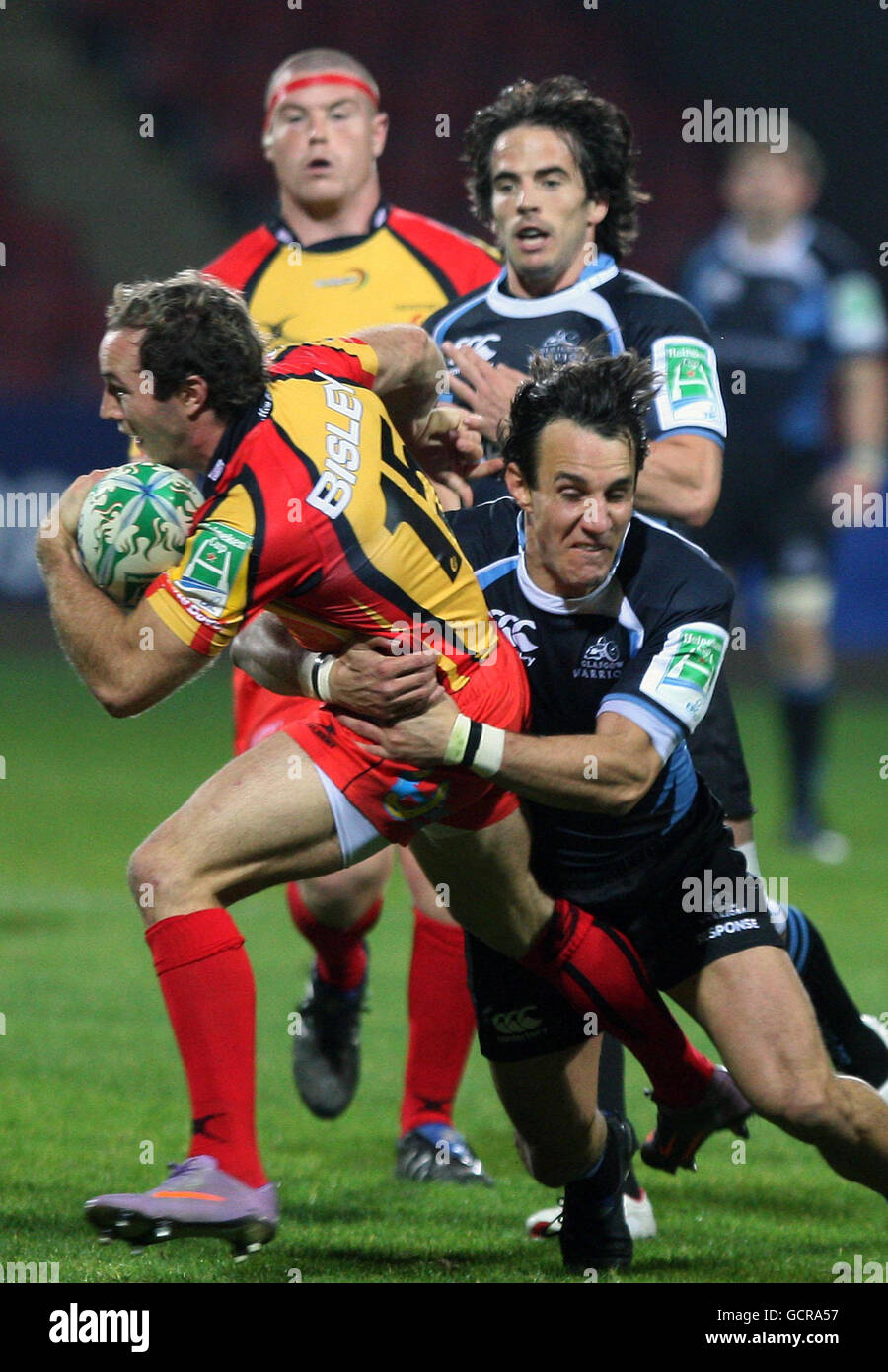 Bernardo Stortoni von Glasgow Warriors hält sich gegen William Harries von Dragons (links) während des Heineken Cup, Pool 6-Spiels in der Firhill Arena, Glasgow. Stockfoto
