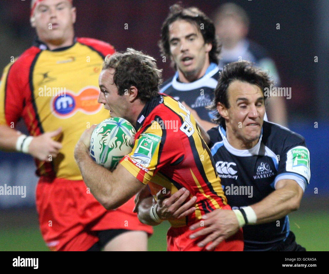 Bernardo Stortoni von Glasgow Warriors hält sich gegen William Harries von Dragons (links) während des Heineken Cup, Pool 6-Spiels in der Firhill Arena, Glasgow. Stockfoto