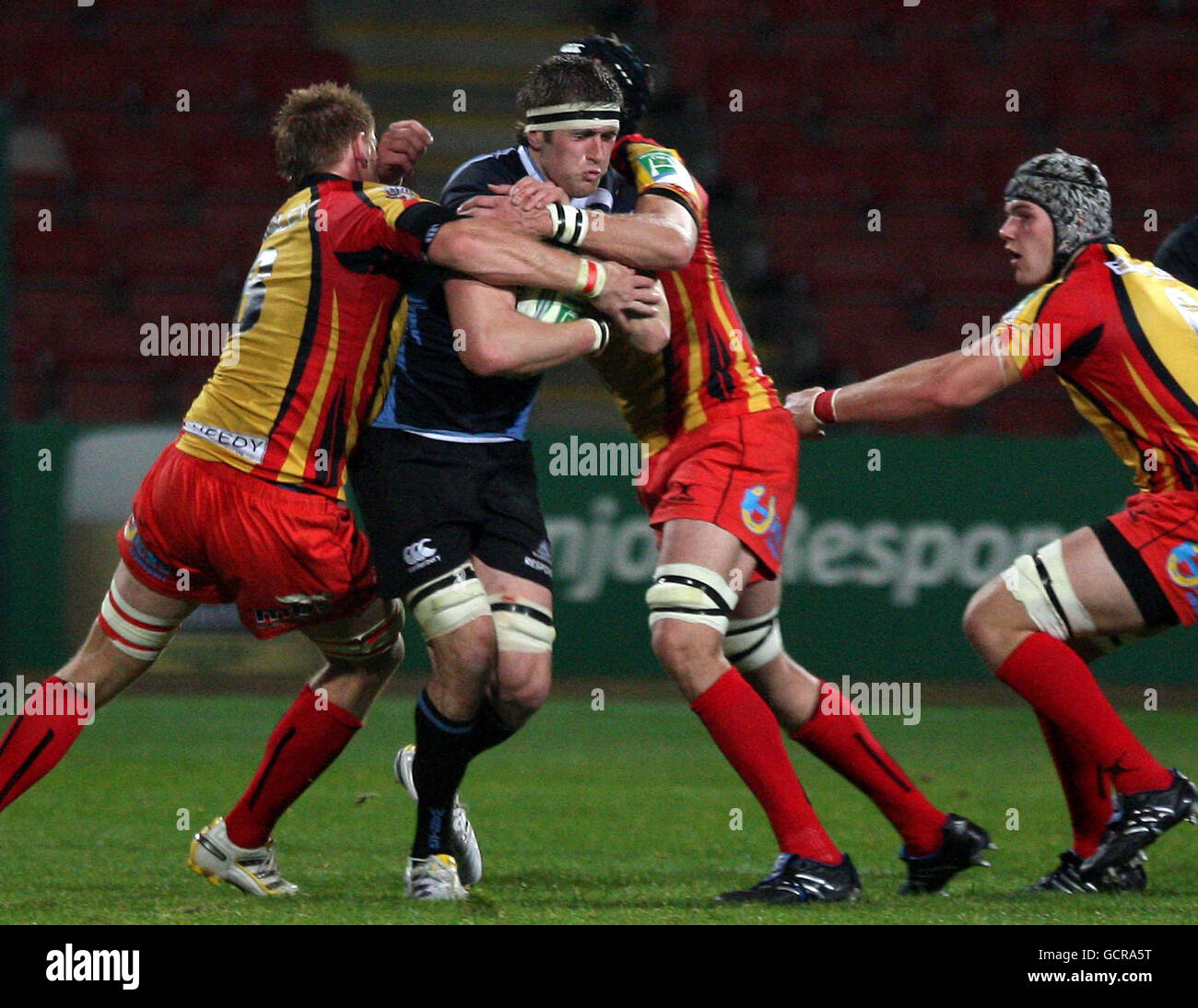Rugby Union - Heineken Cup - Pool 6 - Glasgow Warriors gegen Newport-Gwent Dragons - Firhill Arena. Richie Vernon von Glasgow Warriors (zweite links) hält die Drachenverteidigung während des Heineken Cup, Pool 6-Spiels in der Firhill Arena, Glasgow, aus. Stockfoto