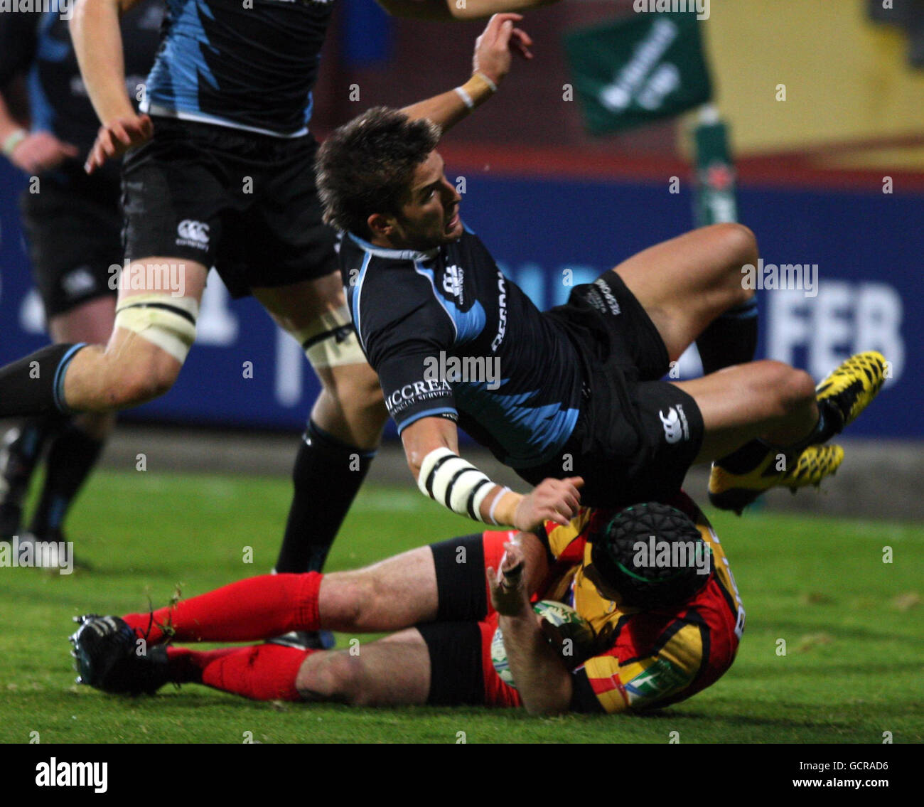 Bernardo Stortoni von Glasgow Warriors springt während des Heineken Cup, Pool 6-Spiels in der Firhill Arena, Glasgow, über Adam Hughes von Dragons (Boden). Stockfoto