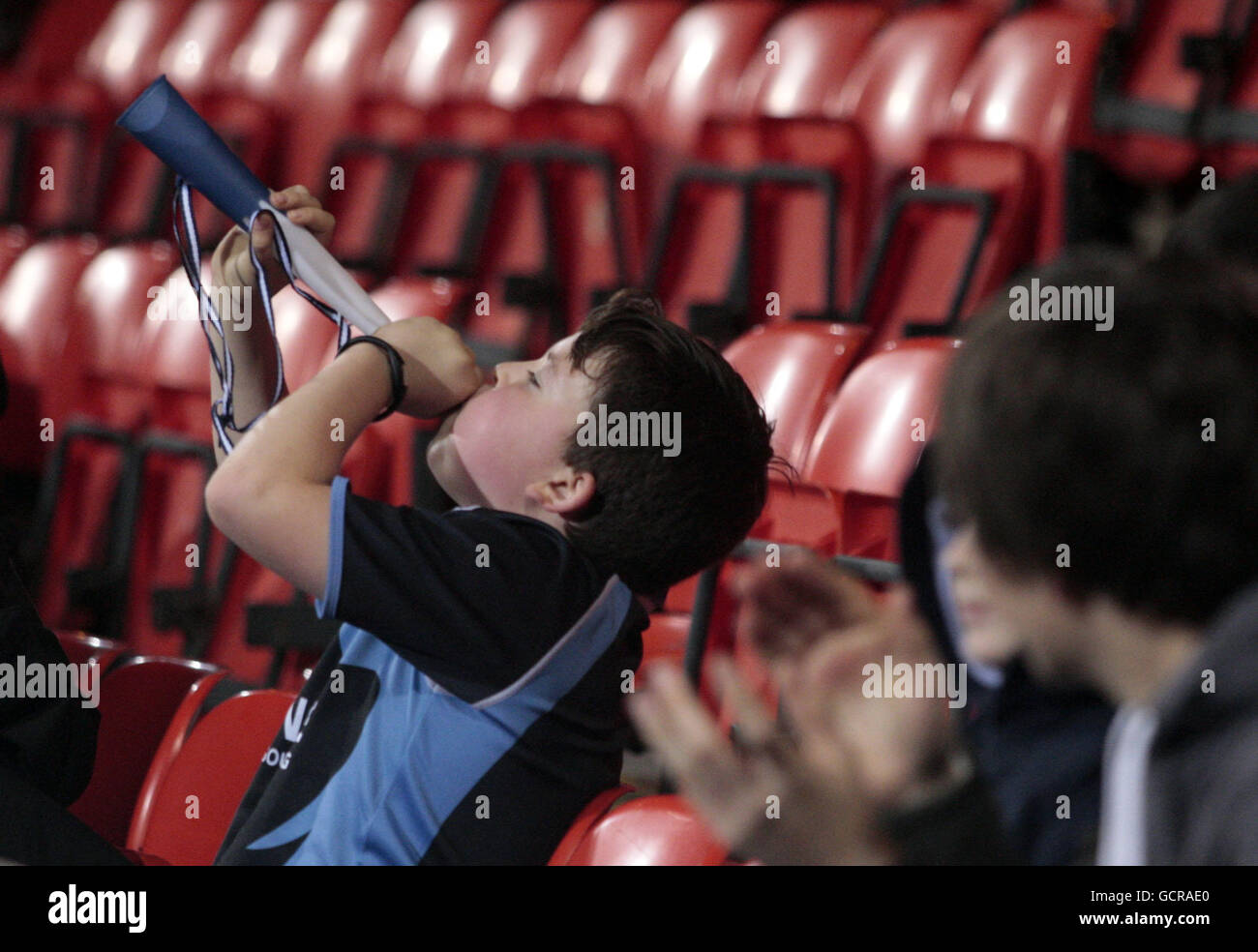 Rugby Union - Heineken Cup - Pool 6 - Glasgow Warriors gegen Newport-Gwent Dragons - Firhill Arena. Ein junger Fan der Glasgow Warriors auf den Tribünen während des Heineken Cup, Pool 6-Spiels in der Firhill Arena, Glasgow. Stockfoto