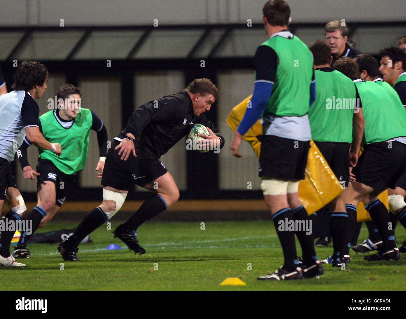 Rugby Union - Heineken Cup - Pool 6 - Glasgow Warriors gegen Newport-Gwent Dragons - Firhill Arena. Moray Low (Mitte) der Glasgow Warriors während des Vormatchtrainings vor dem Heineken Cup, Spiel am Pool 6 in der Firhill Arena, Glasgow. Stockfoto