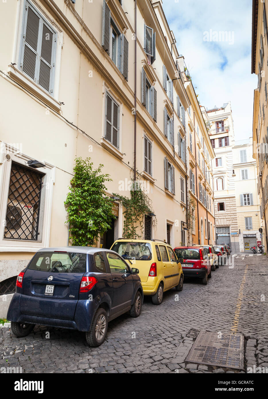 Rom, Italien - 13. Februar 2016: Gewöhnliche Straße im alten Rom mit Autos auf einem Straßenrand geparkt Stockfoto