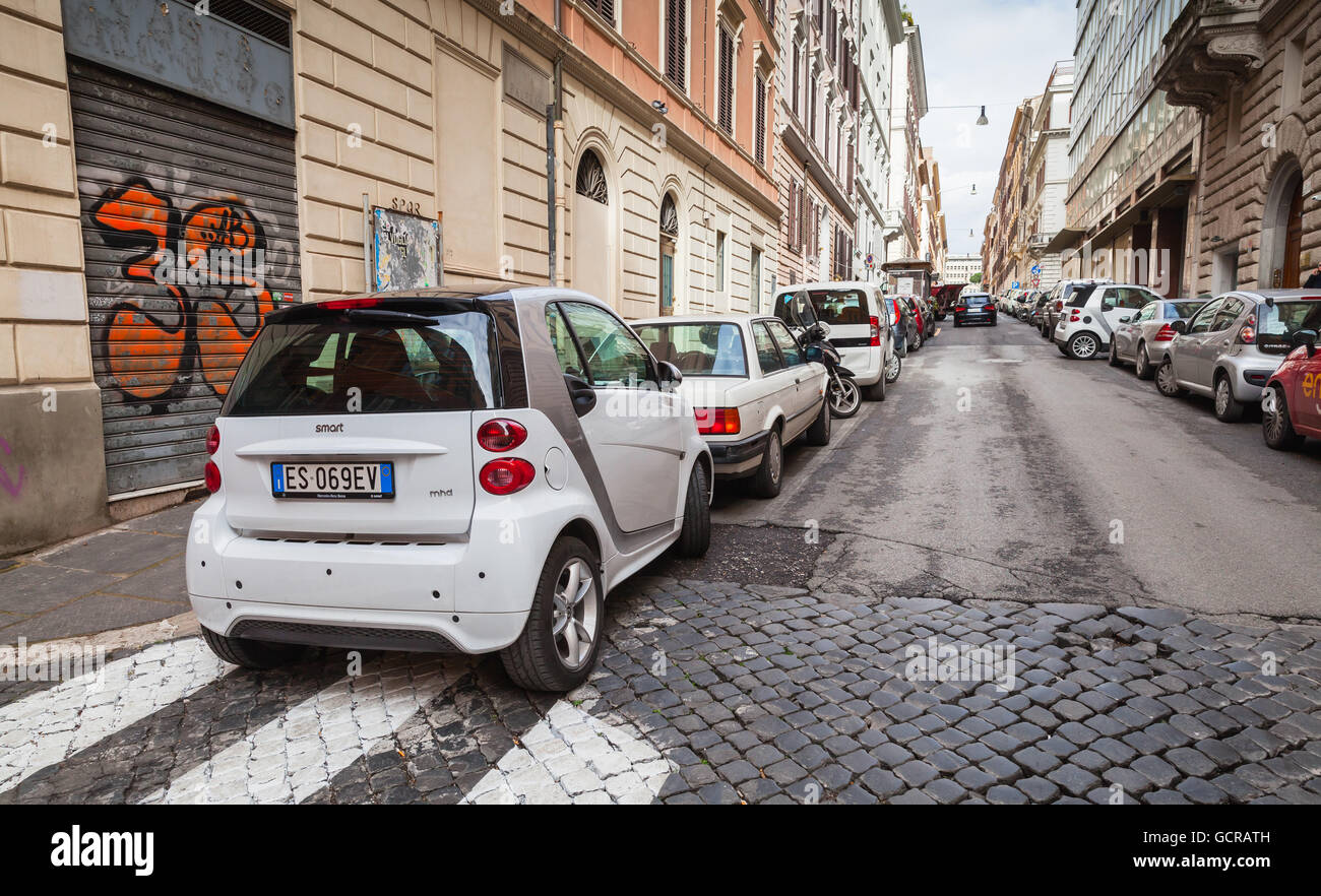 Rom, Italien - 13. Februar 2016: Gewöhnliche Straße im alten Rom mit Autos parkten in der Nähe Fußgängerüberweg Stockfoto