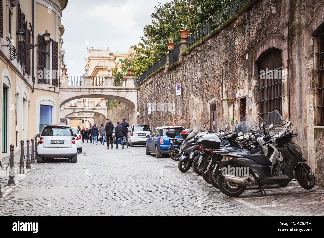 Rom, Italien - 13. Februar 2016: Gewöhnliche Straße im alten Rom mit parkenden Autos und Motorräder Stockfoto