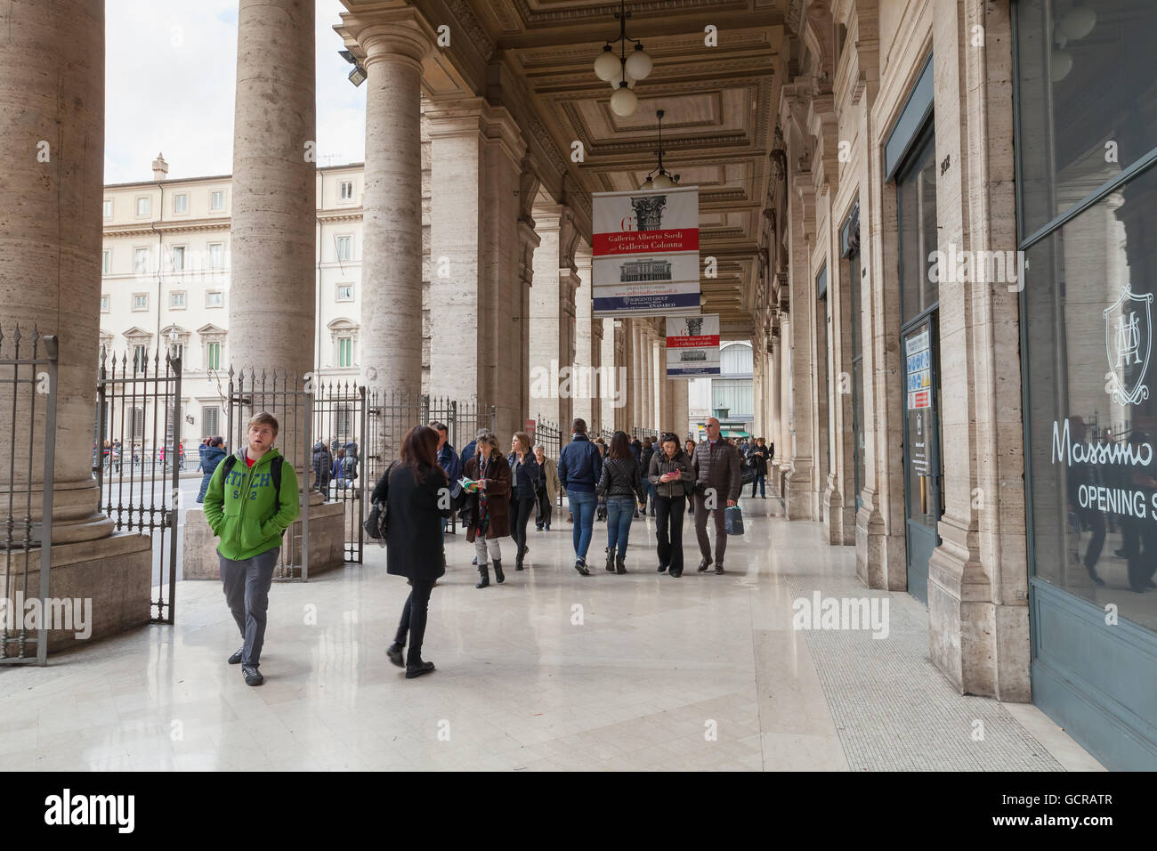 Rom, Italien - 13. Februar 2016: Touristen und Bürger gehen auf Shopping Center auf der Via del Corso in der Nähe von Piazza Colonna Stockfoto