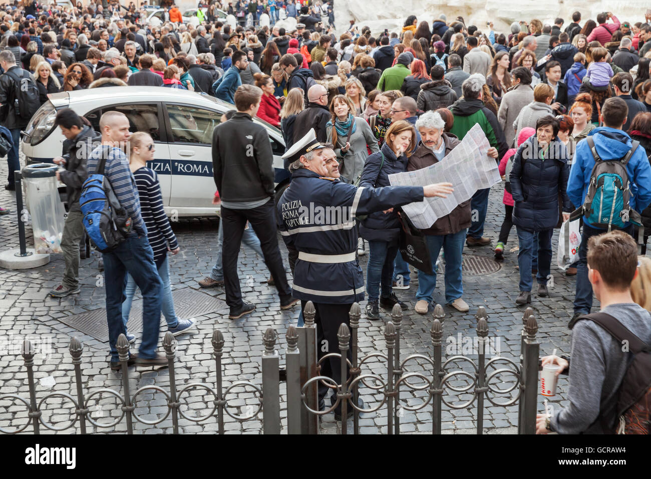 Rom, Italien - 13. Februar 2016: Polizist hilft Touristen in der Nähe von Trevi-Brunnen ein Wahrzeichen des kaiserlichen Roms. Es ist eines der th Stockfoto
