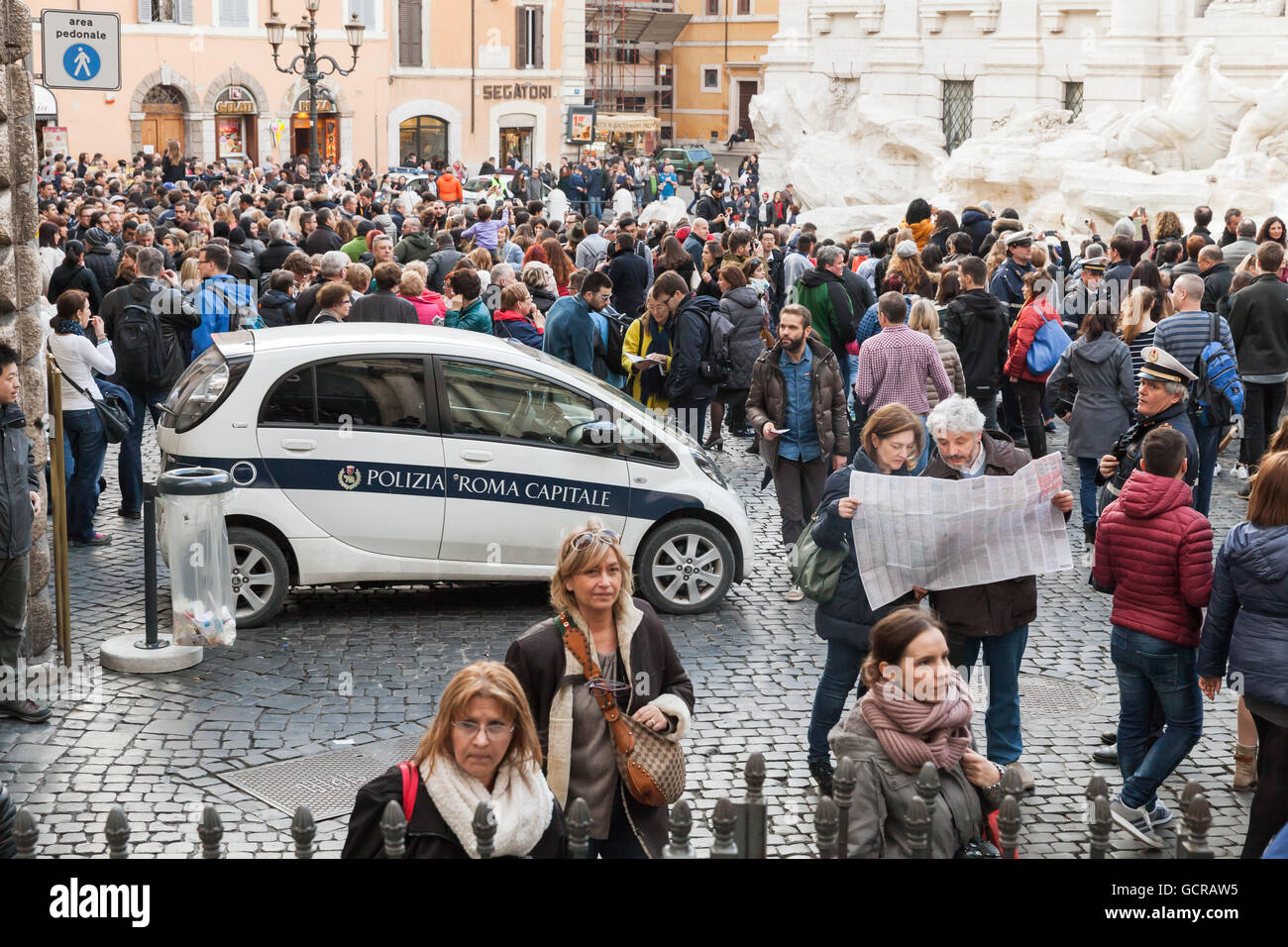 Rom, Italien - 13. Februar 2016: Touristen in der Nähe von Trevi-Brunnen ein Wahrzeichen des kaiserlichen Roms. Es ist eines der beliebtesten t Stockfoto