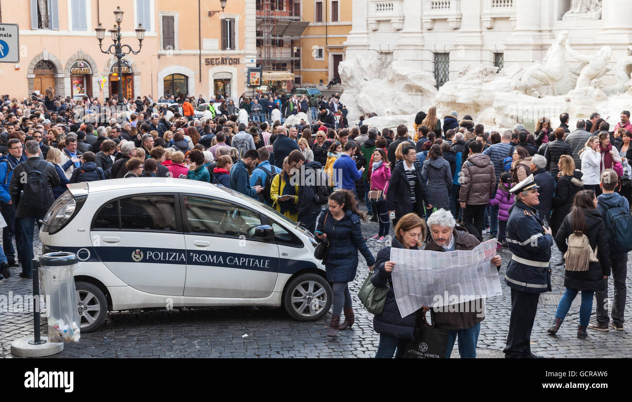 Rom, Italien - 13. Februar 2016: Touristen in den Trevi-Brunnen ein Wahrzeichen des kaiserlichen Roms. Es ist eines der meisten p Stockfoto