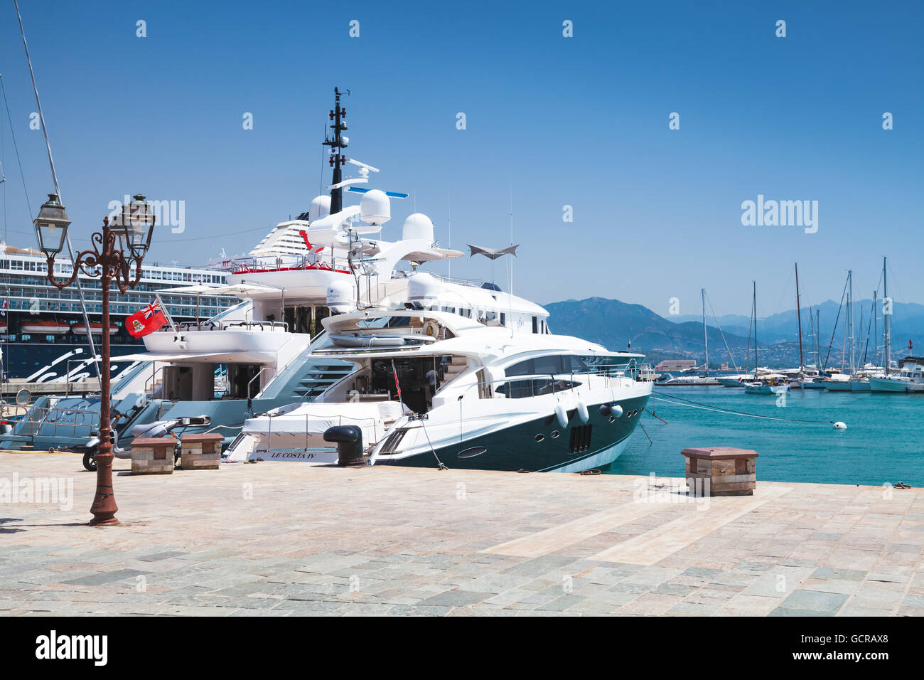 Ajaccio, Frankreich - 6. Juli 2015: Vergnügen Luxusjachten vertäut im Hafen von Ajaccio, Korsika, französische Insel im Mittelmeer-Se Stockfoto