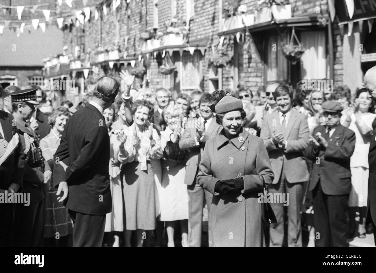 Königin Elizabeth II. Besuchte das berühmteste 'Street' in Großbritannien, als sie und der Herzog von Edinburgh die neu erbaute Außenstelle in Manchester für Granada Television's langandauerendes Programm Coronation Street besuchten. Stockfoto