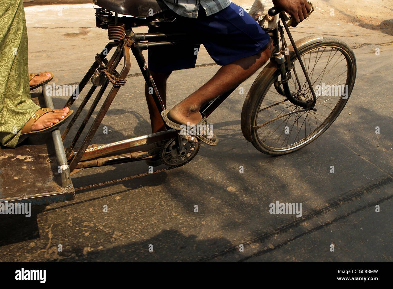 Ein Rikscha-Fahrer trägt einen Passagier in Alt-Delhi, Indien Stockfoto