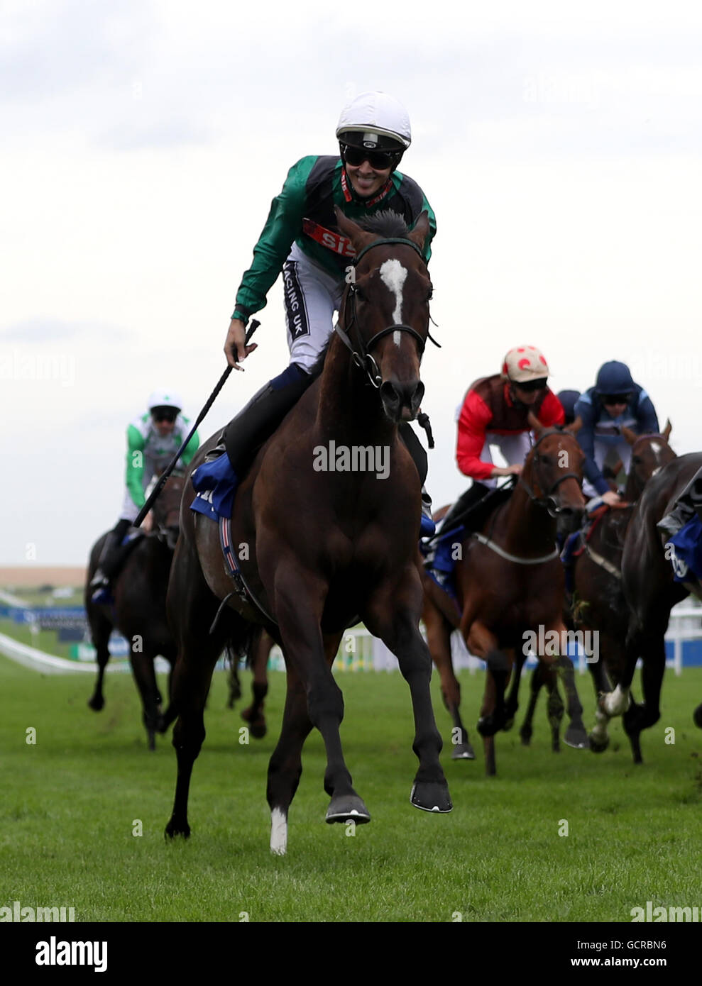 Limato, geritten von Harry Bentley gewinnt The Darley Juli Cup während der Darley Cup Julitag die Moet & Chandon Juli Festival in Newmarket Racecourse. Stockfoto