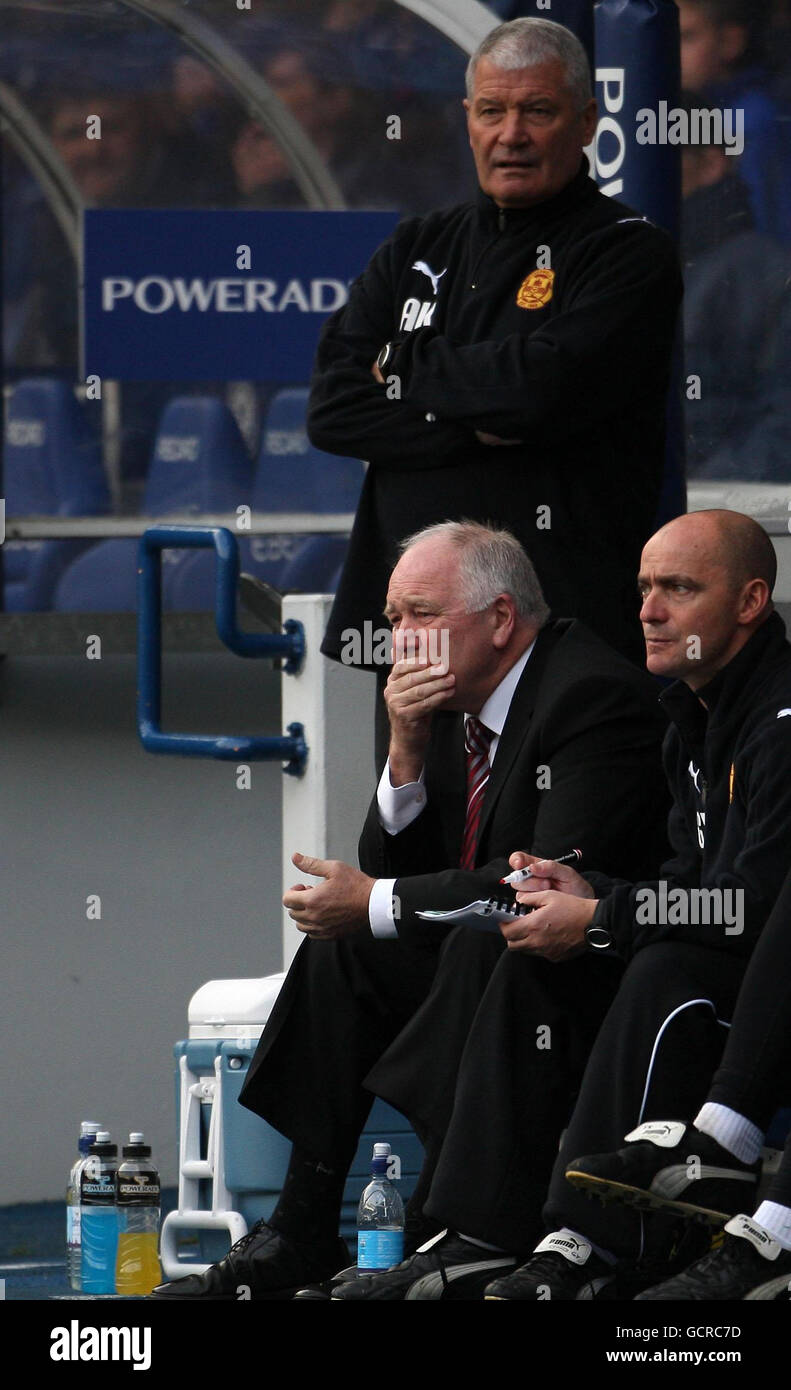 Motherwells Manager Craig Brown und sein Assistent Archie Knox beim Spiel der Clydesdale Bank Scottish Premier League im Ibrox Stadium in Glasgow. Stockfoto