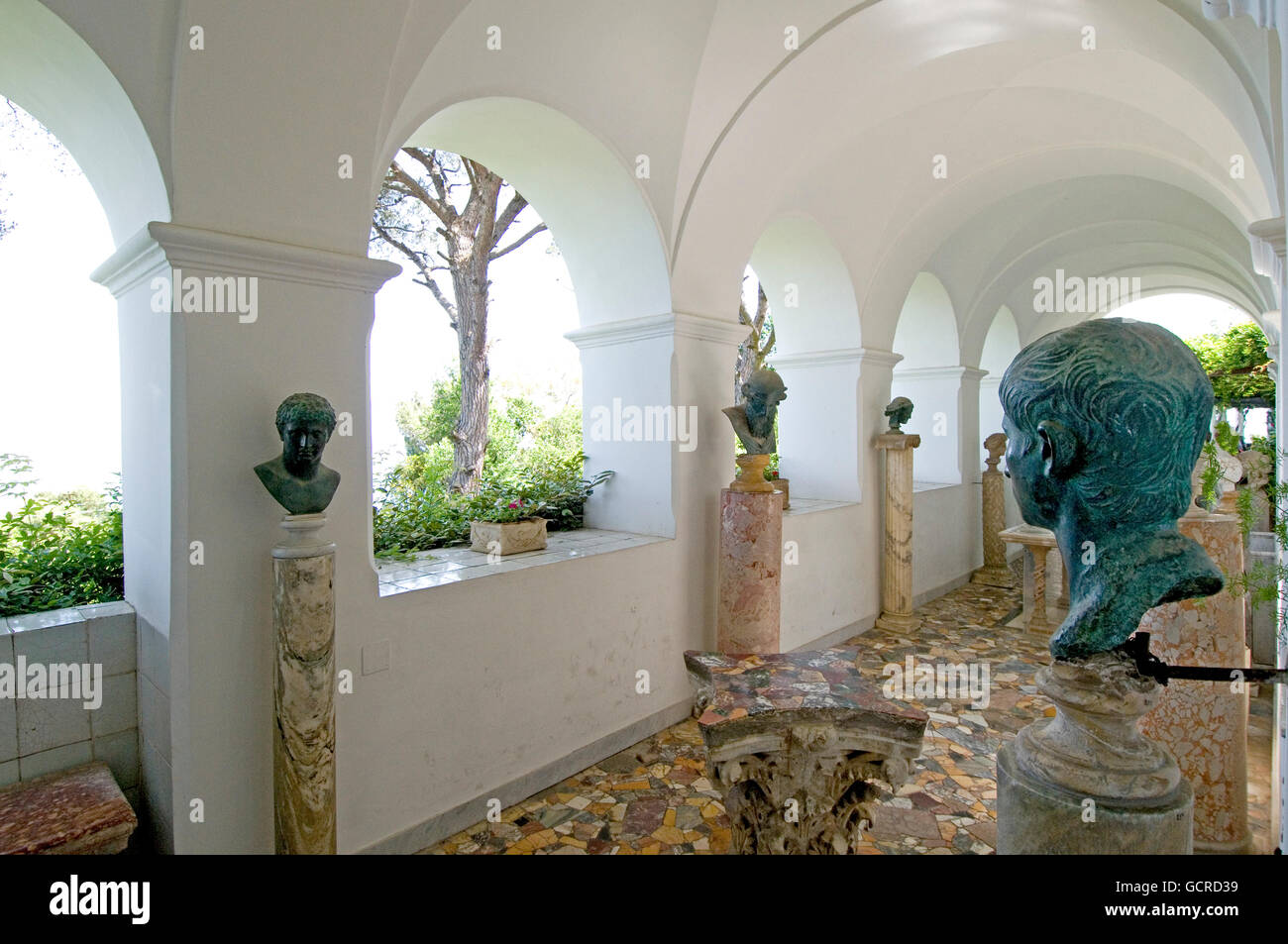 Galerie in der Villa San Michele, ehemalige Wohnhaus des Autors/Arzt Axel Munthe auf der Insel Capri in der Bucht Napl Skulptur Stockfoto Galerie in der Villa San Michele, ehemalige Wohnhaus des Autors/Arzt Axel Munthe auf der Insel Capri in der Bucht Napl Skulptur Stockfoto