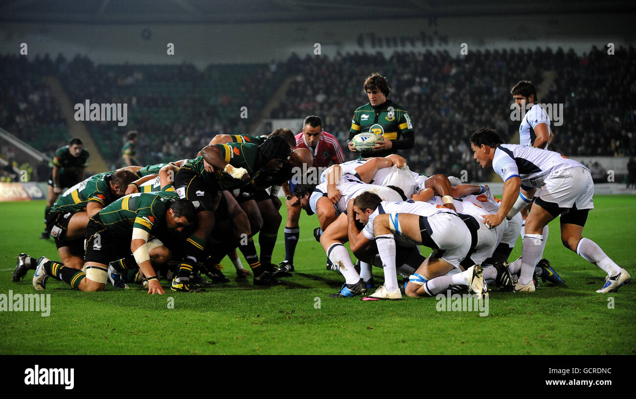 Die Spieler von Northampton Saints und Castres Olympique bestreiten ein Gedränge Stockfoto