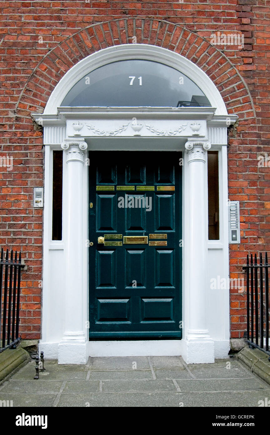 Tür von einem georgianischen Gebäude in Eccles Street, Dublin, berühmt geworden durch James Joyce in Ulysses, jetzt von medizinischen Berater verwendet Stockfoto
