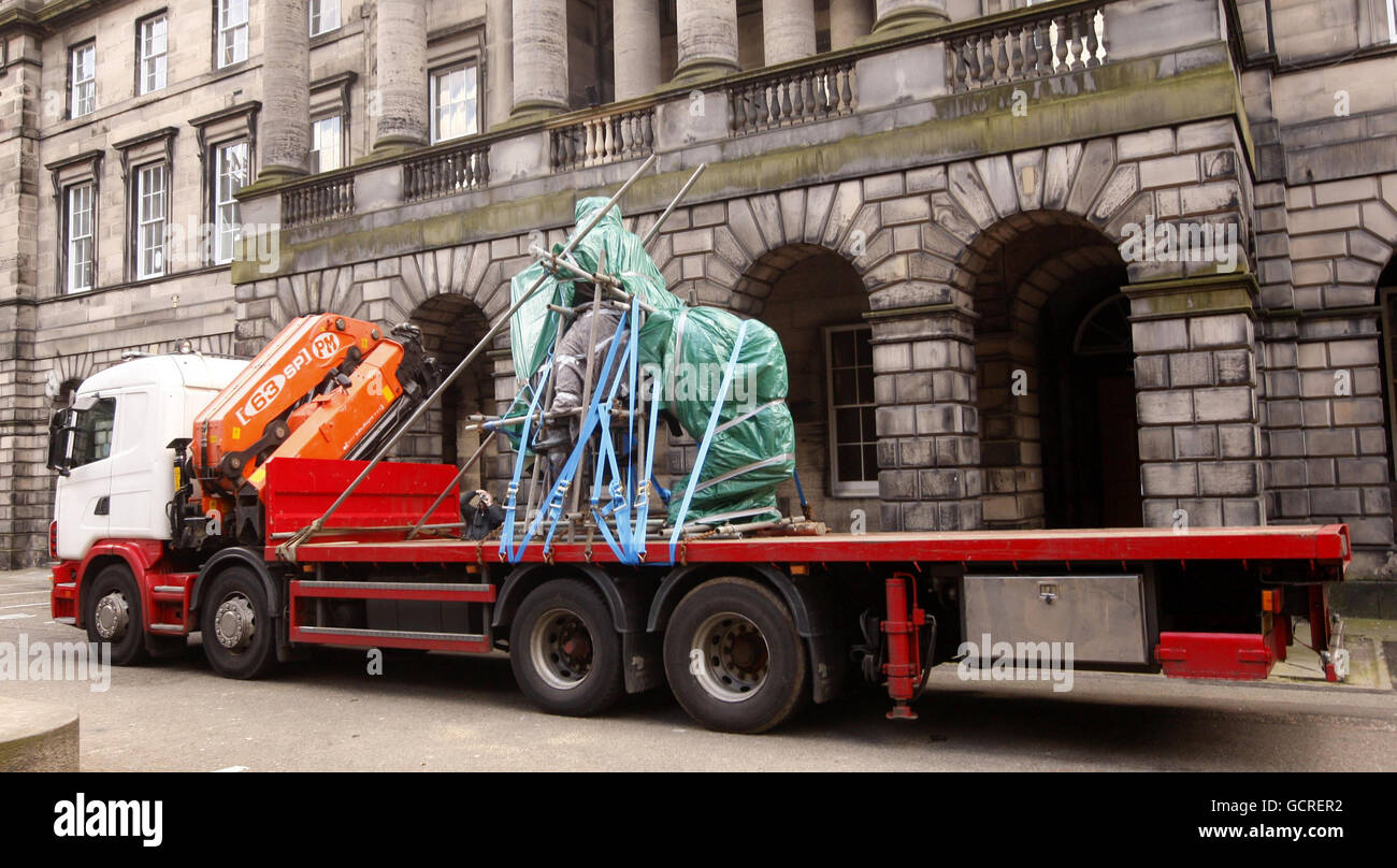 Eine Statue von Charles II wird vor dem Parlament in Edinburgh entfernt, vor einer Restaurierung. Stockfoto