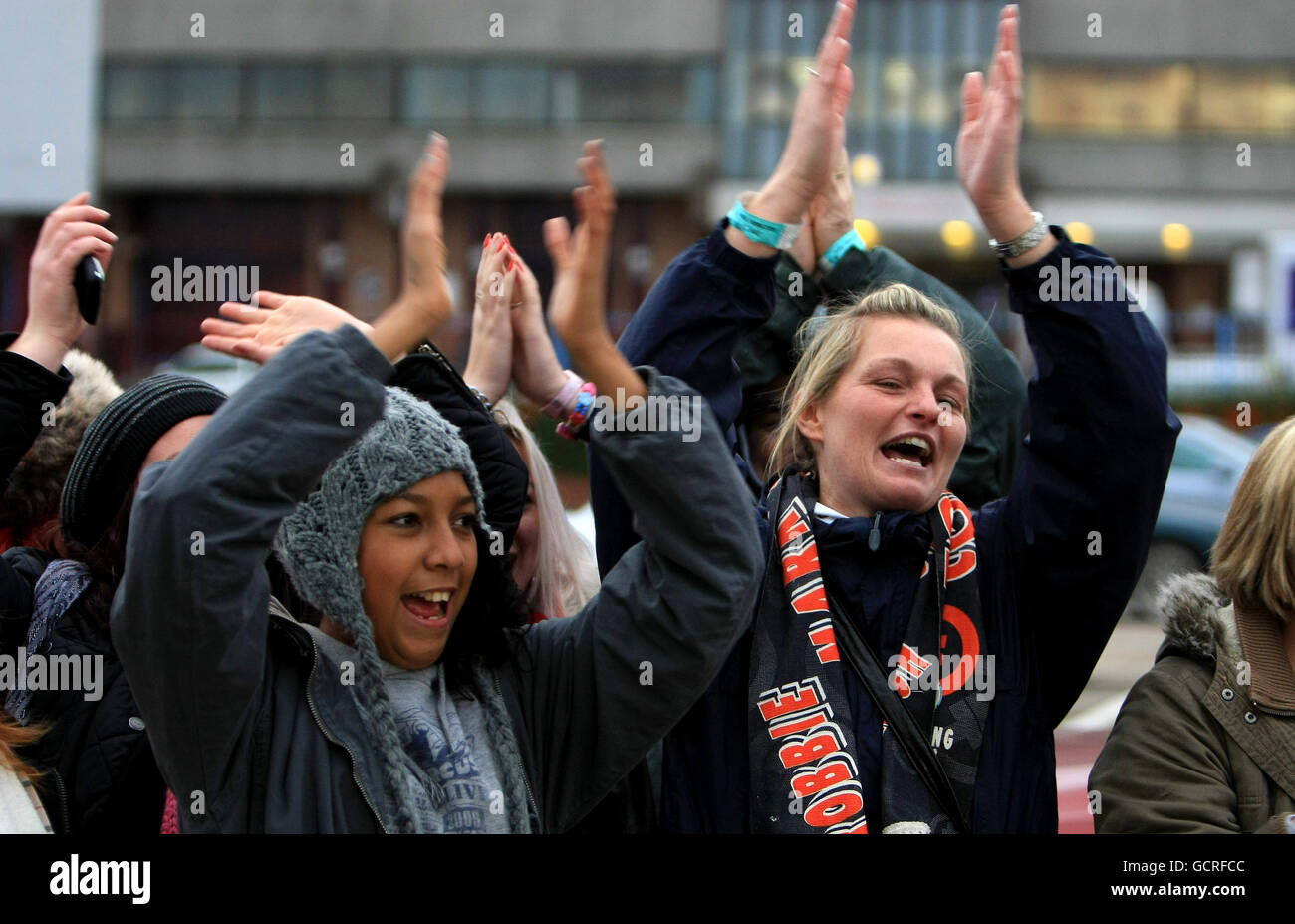 Nehmen wir an, dass Fans (Namen nicht bekannt) einen Song aus dem Repertoire der Band aufführen, während sie sich für Tickets für das Take That Konzert vor dem Villa Park, Birmingham, anstellen. DRÜCKEN SIE VERBANDSFOTO. Bilddatum: Freitag, 29. Oktober 2010. Die Fans hatten sich über Nacht angestellt, um sicherzustellen, dass sie Tickets kaufen konnten, wenn sie bei 0900 in den Verkauf gingen. Das Konzert im Villa Park findet am Montag, den 27. Juni 2011 statt. Das Foto sollte lauten: David Jones/PA Wire Stockfoto