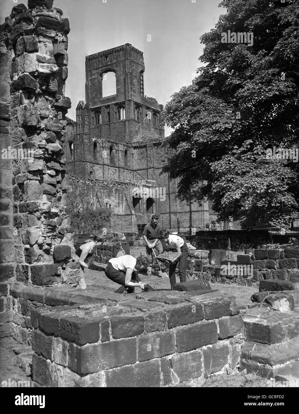 Eine archäologische Ausgrabung im Gange inmitten der Ruinen der Kirkstall Abbey, Leeds. Die Zisterzienserabtei, die um 1140 erbaut wurde, wurde nach der Auflösung der Klöster im 16. Jahrhundert zerstört, wobei ein Großteil des Steins während dieser und später für den Bau lokaler Gebäude verwendet wurde. Stockfoto