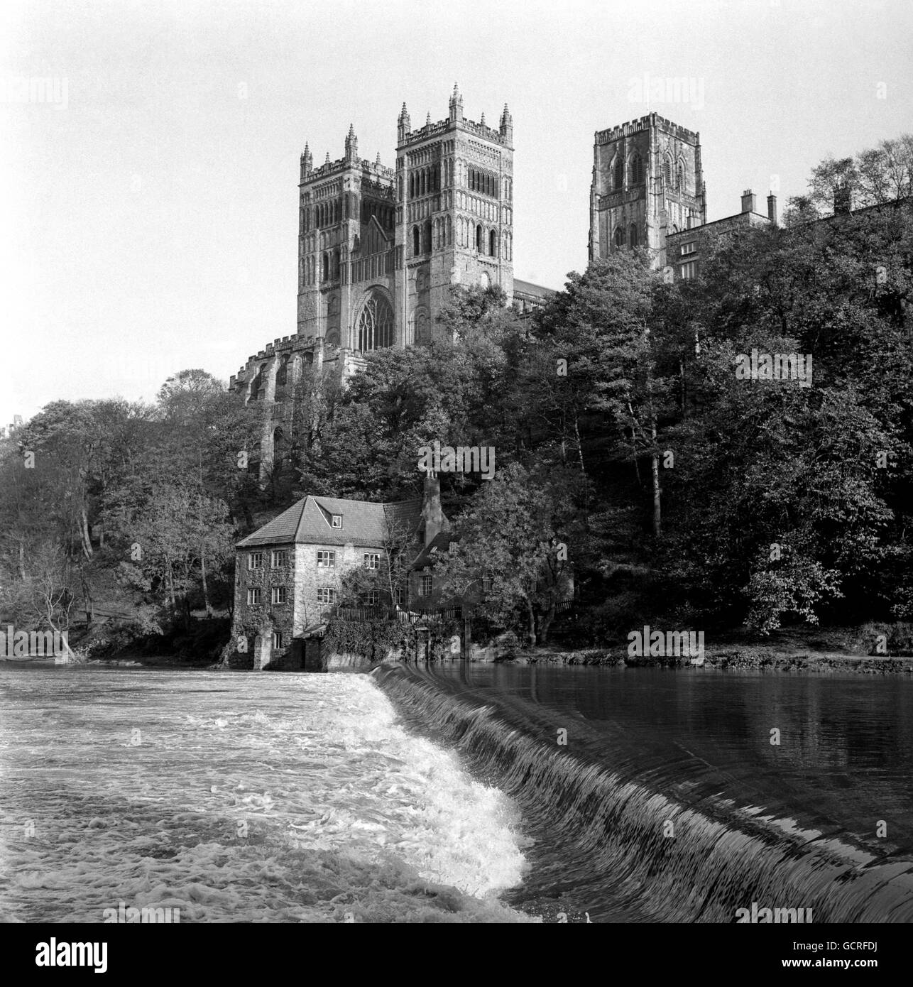 Die Türme der Kathedrale von Durham, mit dem Wehr des Flusses tragen im Vordergrund. Die Cathedral Church of Christ and the Blessed Mary the Virgin wurde zwischen 1093 und 1133 erbaut und beherbergt das Grab eines der ältesten Historiker Englands, des Ehrwürdigen Bede. Stockfoto