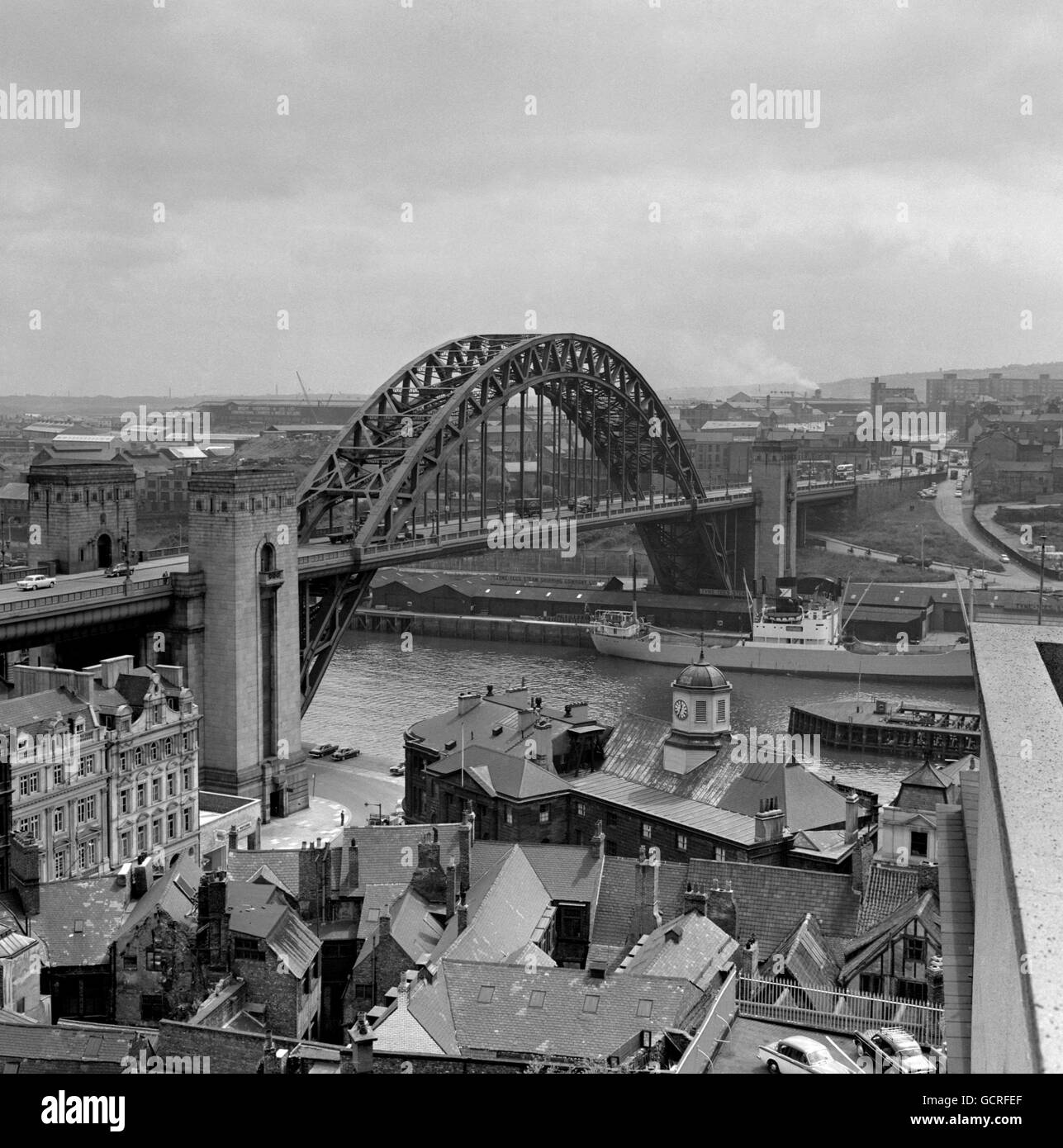 Die Tyne Bridge, fotografiert von der Newcastle-Seite des Flusses. Die Brücke, mit einer Fahrbahn 84 Meter über der hohen Wassermarke, wurde 1928 von König Georg V. eröffnet. Stockfoto