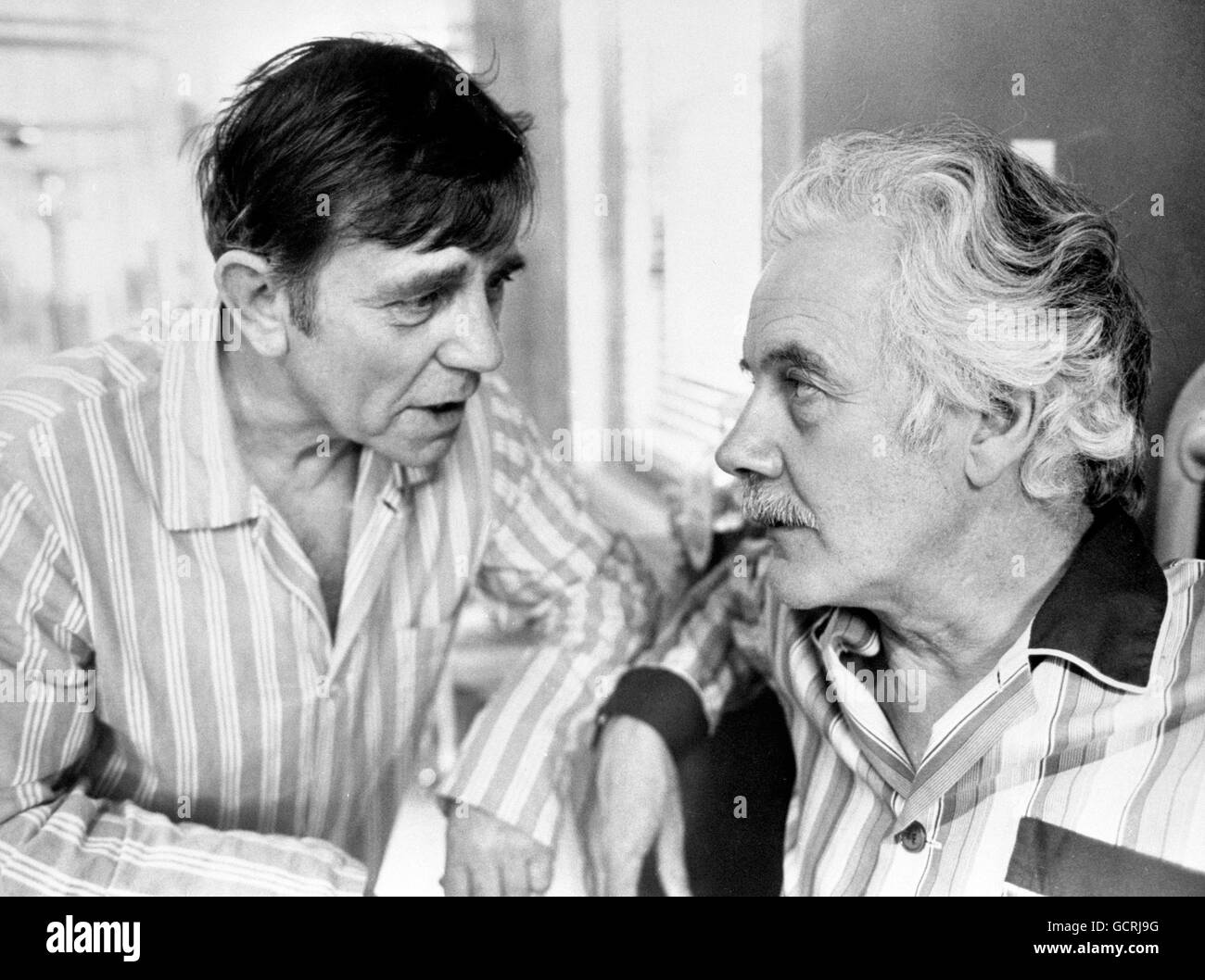 Norman Wisdom, der 'Bernard Flood' spielen wird, sah Fulton Mackay als 'Austin Miller' in einer Szene aus der BBC Playhouse-Produktion von 'Going Gently', über Patienten, die an Krebs sterben. Stockfoto