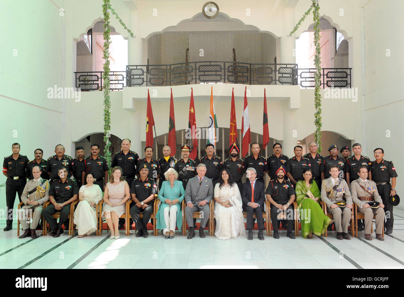 Der Prinz von Wales und die Herzogin von Cornwall mit hochrangigen Offizieren von Regimentern, die dem 18. Bataillon angeschlossen sind, am 12 Corps Hauptquartier in Jodhpur, Indien. Stockfoto