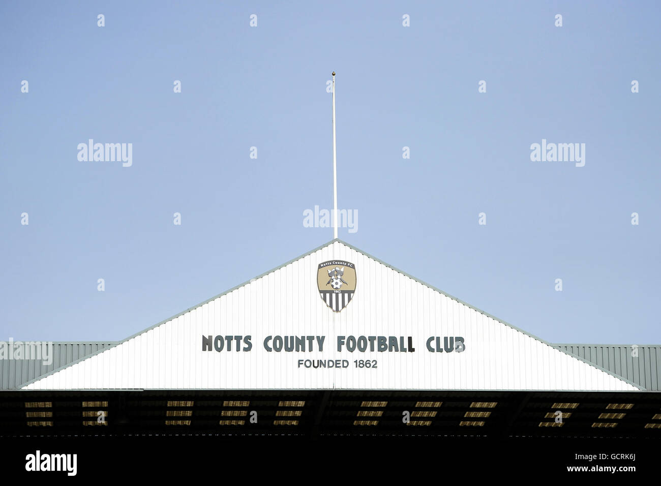 Gesamtansicht der Spitze des Jimmy Sirrel Stands Mit den Worten Notts County Football Club und der Club's Abzeichen und Wappen Stockfoto